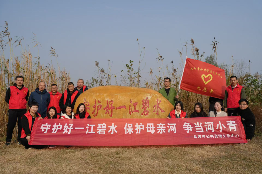 �ػ���һ����ˮ������ĸ�׺ӣ�������С��